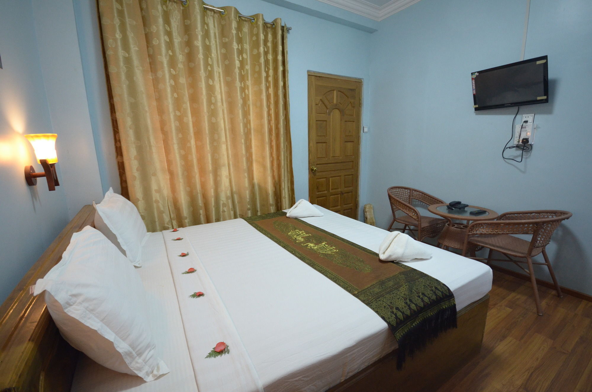Inlay Palace Hotel Nyaung Shwe Exterior photo